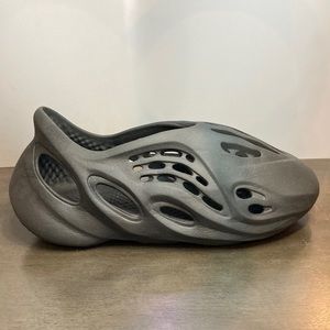 Adidas’s Yeezy Foam RNR Onyx 10.5-11